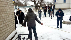 В селе Садов активисты ПЦУ захватив храм, примеряются к церковному дому УПЦ