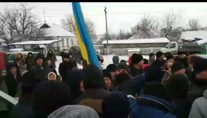 În s. Novojivotov schismaţii i-au bătut pe preoți și pe mireni. Imagine: screen-shot din video