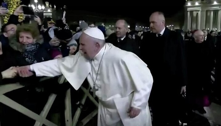Инцидент на площади Святого Петра в Ватикане. Фото: REUTERS / Vatican Media