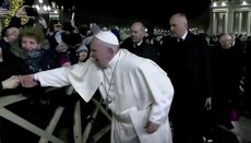 Папа Франциск вибачився за те, що вдарив прочанку по руці