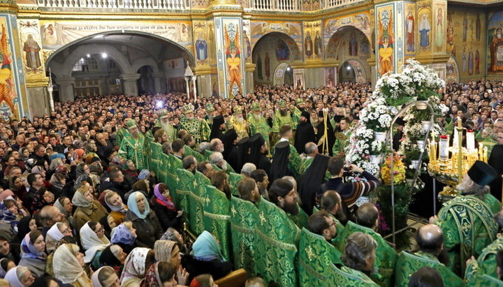 Тысячи верующих отпраздновали память прп. Амфилохия в Почаевской лавре. Фото: pochaev.org.ua