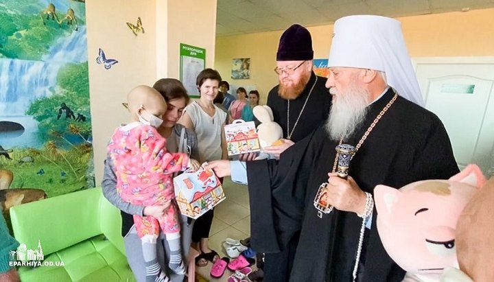 Митрополит Агафангел привітав хворих дітей з Різдвом Христовим. Фото: Одеська єпархія