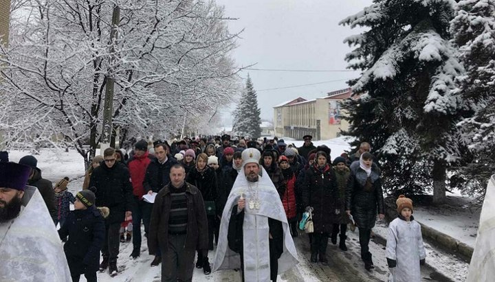 Юбилейный Рождественский крестный ход УПЦ в Ровеньках. Фото: Ровеньковская епархия