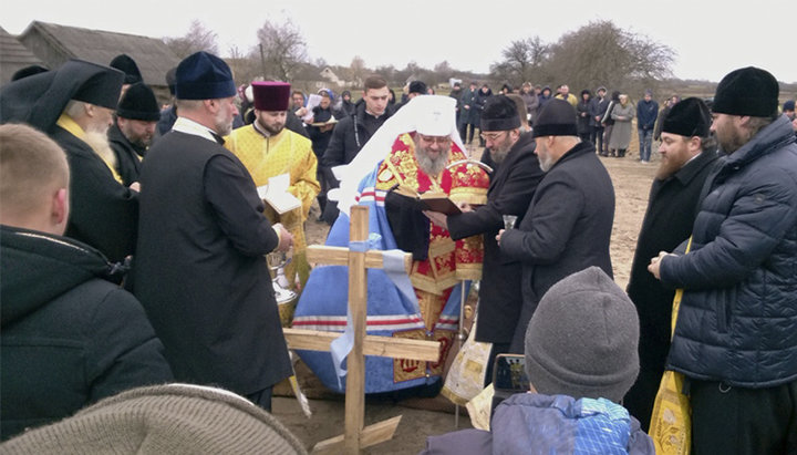 У с. Мизове, де ПЦУ захопила храм УПЦ, освятили фундамент нового храму