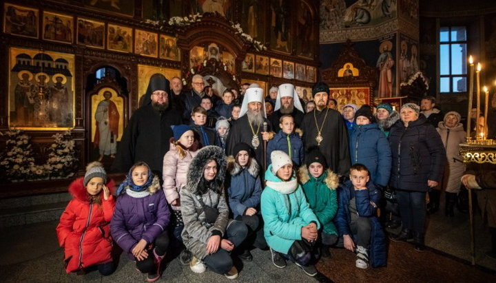 Întâlnirea Întâistătătorului și ierarhilor Bisericii Ortodoxe Ucrainene cu școlarii care locuiesc pe linia frontului din Donbas. Imagine: kdais.kiev.ua