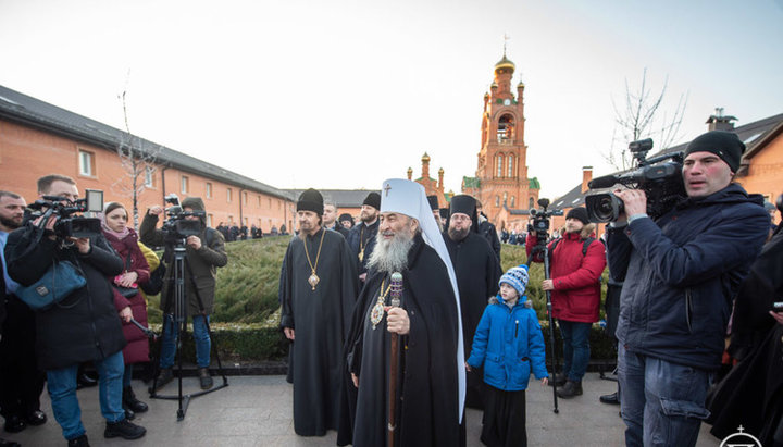 Metropolitan Onuphry at a meeting with children of the frontline zone. Photo: UOC