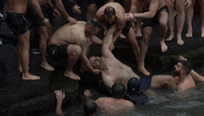 На Фанарі на Водохресній церемонії грек знепритомнів, пірнаючи за хрестом