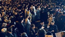 Сотни верующих УПЦ собрались на молитву у захваченного собора в Виннице