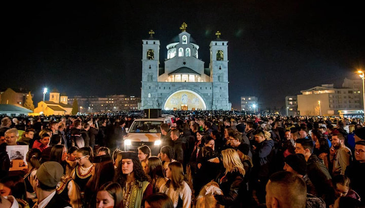 Верующие возле храма Воскресения в Подгорице. Фото: Facebook