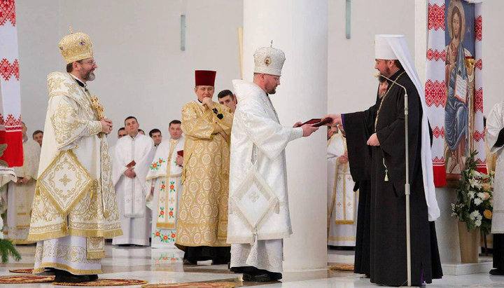 The ex-metropolitan of the UOC Alexander (Drabinko) presented a bishop of the UGCC with a panagia belonging to Metropolitan Vladimir (Sabodan). Photo: Facebook
