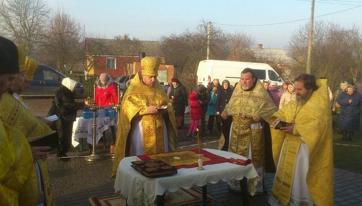 A liturgy at the gate of the St. Nicholas Church of the UOC in Budiatychi. Photo: UOJ