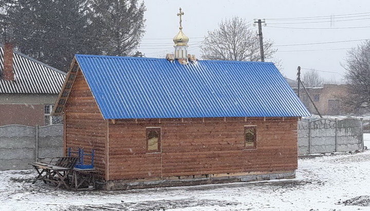 В Копитково громада УПЦ, яку ПЦУ позбавила храму, побудувала нову церкву. Фото: spzh.news