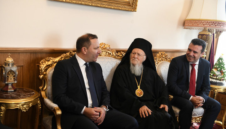 Patriarhul Bartolomeu cu reprezentanții autorităților macedonene. Imagine: romfea.gr