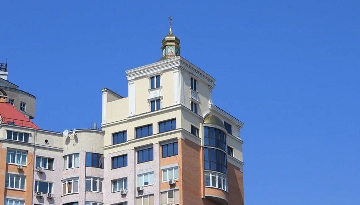 Каплиця на даху будинку в Оболонському районі столиці. Фото з відкритих джерел