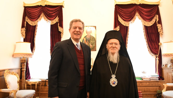 Sam Brownback and Patriarch Bartholomew. Photo: orthodoxtimesSam Brownback and Patriarch Bartholomew discussed issues related to the ministry of the Church of Constantinople at the international level.