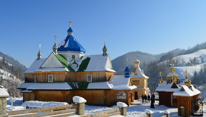 Το εκκλησιαστικό συγκρότημα του Ι.Ν. Κοιμήσεως της Θεοτόκου στο χωριό Γκρινιάβα, που καταλήφθηκε ένα μήνα πριν.. Φωτογραφία: ivano-frankivsk.church.u