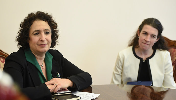 Melinda Simmons (left) during a meeting with Epiphany Dumenko. Photo: pomisna.info