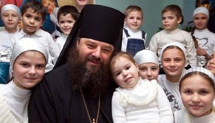 Arhiepiscopul Longhin înconjurat de copiii aflați sub tutela sa. Imagine: Facebook