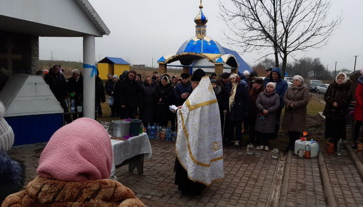 Громада храму УПЦ в Будятичах богослужіння з освяченням води в переддень Богоявлення. Фото: spzh.news