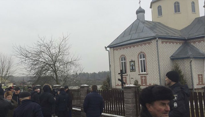Рейдерська атака на храм у честь святого апостола Іоанна Богослова в селі Маща. Фото: Facebook