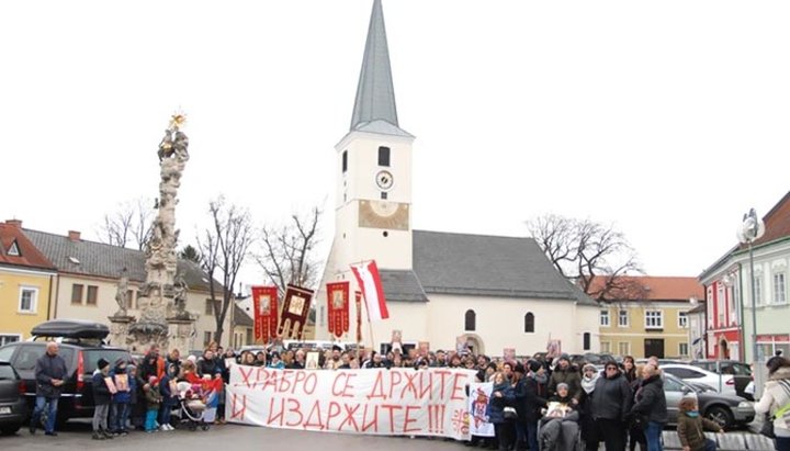 Верующие австрийского города выступили в поддержку Черногорской митрополии