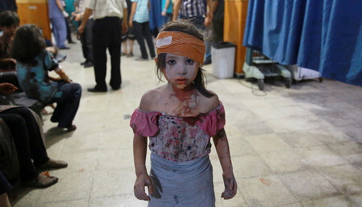 Раненая девочка в больнице города Дума, к востоку от Дамаска, после авиационной атаки 22 августа 2015 г. Фото: kulturologia.ru