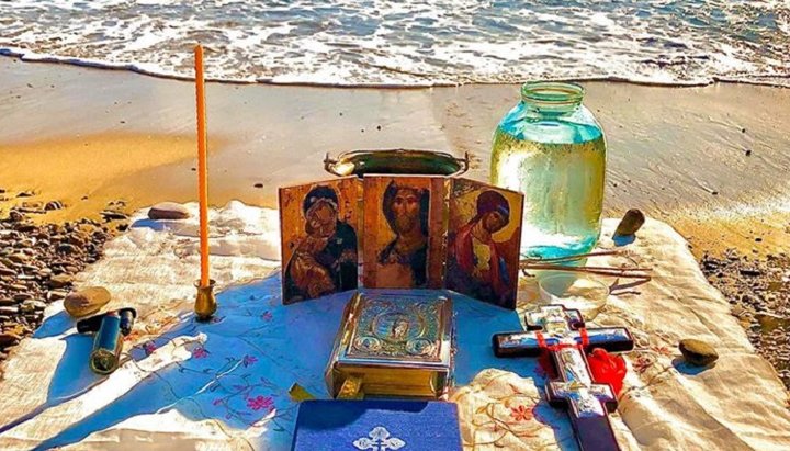 Клірики УПЦ освятили води Середземного моря. Фото: ВЗЦЗ УПЦ