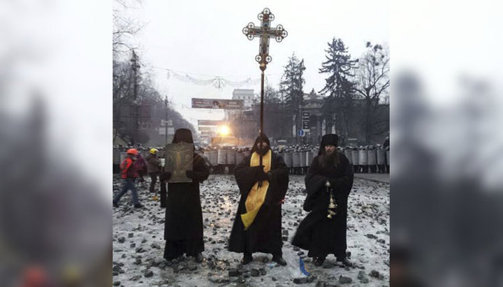Ченці Десятинного монастиря зупиняють протистояння між мітингувальниками і «Беркутом». Фото: Facebook