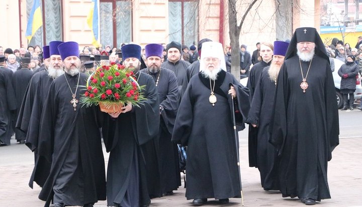 The UOC clergy laid flowers to the monument to T. G. Shevchenko. Photo: Odessa Eparchy