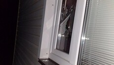 Камень у изголовья кровати: в доме священника УПЦ в Маще ночью разбили окна