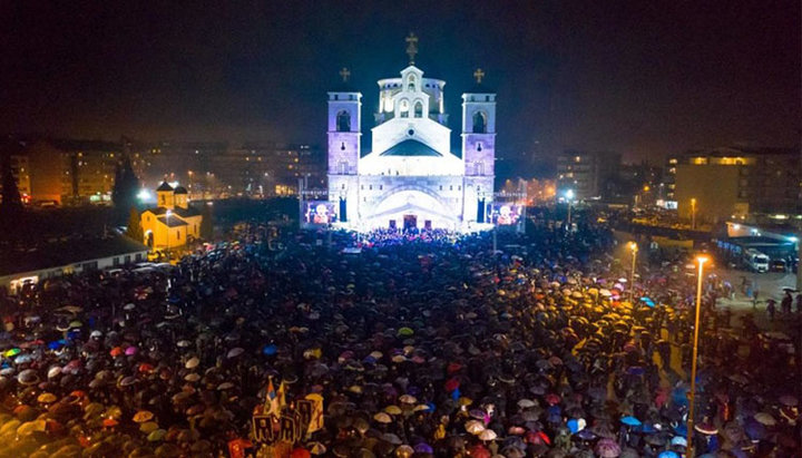 Молитовне стояння біля собору Воскресіння Христового в Подгориці. Фото: mitropolija.com