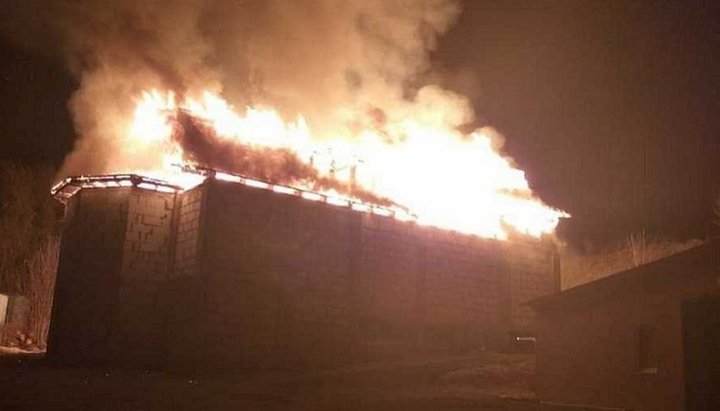 Пожежа в споруджуваному храмі УПЦ в Криму. Фото: соціальні мережі