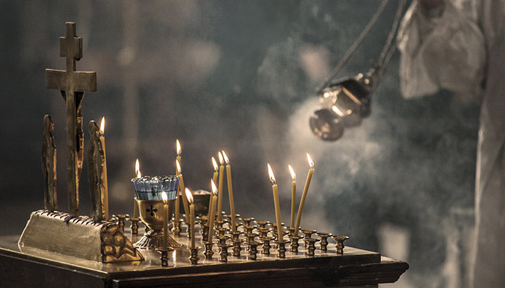 Тетрапод (панихидный столик с изображением Распятия и ячейками для свечей). Фото: media.elitsy.ru