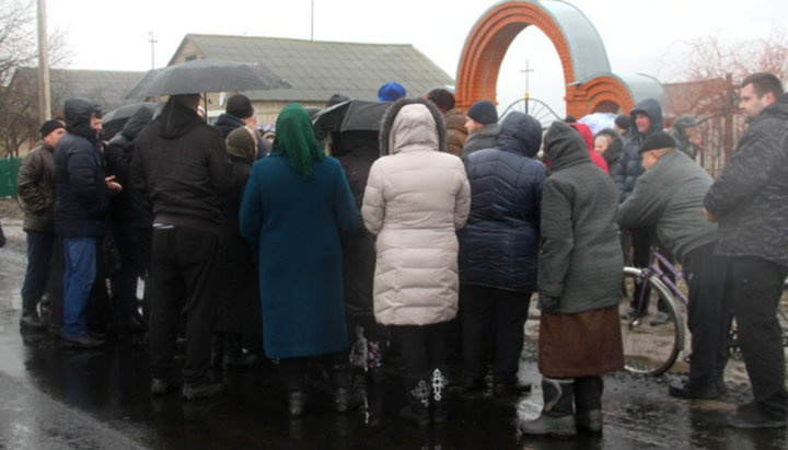 Біля входу в двір храму зібралися парафіяни канонічної Церкви та активісти ПЦУ. Фото: bug.org.ua