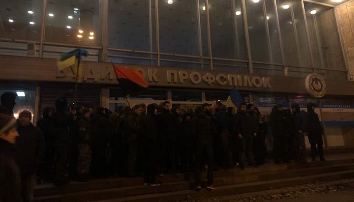 Nationalists blocking the entrance to the House of Trade Unions in Dnipro. Photo: “Nashe Misto”