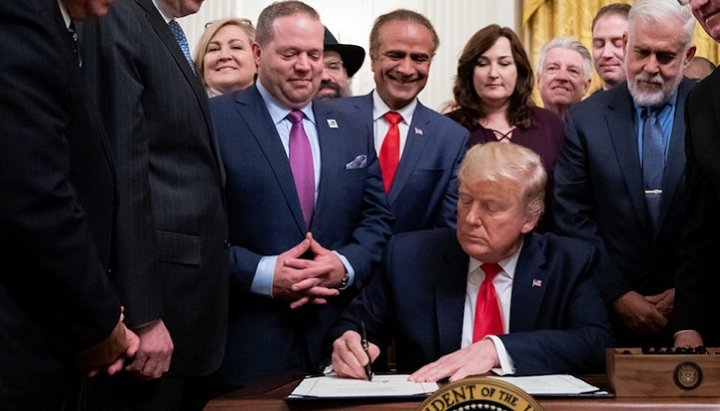 Дональд Трамп підписує законопроект про виділення федеральних грантів для захисту релігійних споруд. Фото: Official White House