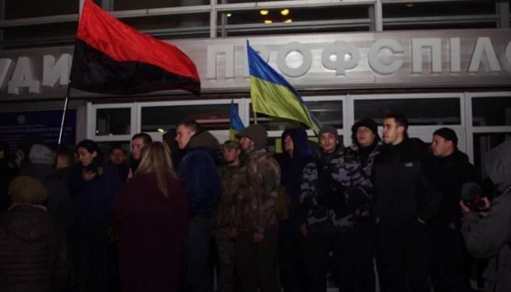 Націоналісти блокують вхід у Будинок профспілок у Дніпрі. Фото: vesti.ua