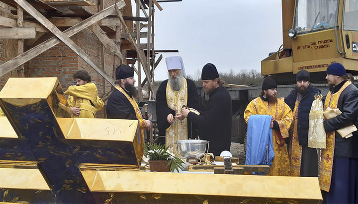 Mitropolitul Serghie(Ghensițki) deTernopilul și Kremeneț  săvârșește slujba de sfințire. Imagine: scontent.fiev25-2.fna.fbcdn.net
