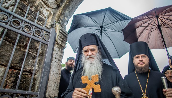 Ο Μητροπολίτης Αμφιλόχιος (Ράντοβιτς) και ο επίσκοπος Βίκτωρ (Κοτσάμπα). Φωτογραφία: facebook