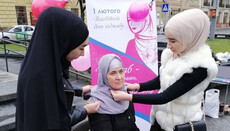Во Львове мусульманки учили желающих правильно завязывать хиджаб