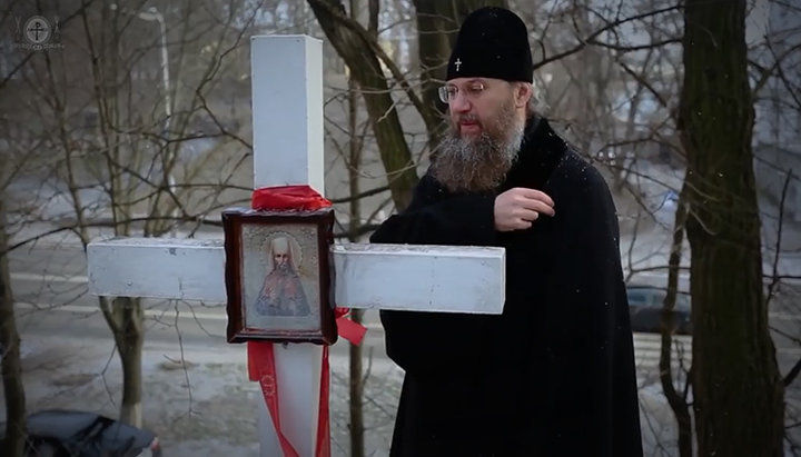 Metropolitan Anthony (Pakanich) of Boryspil and Brovary at the grave of the Holy Martyr Vladimir (Bogoyavlensky). Photo: Facebook