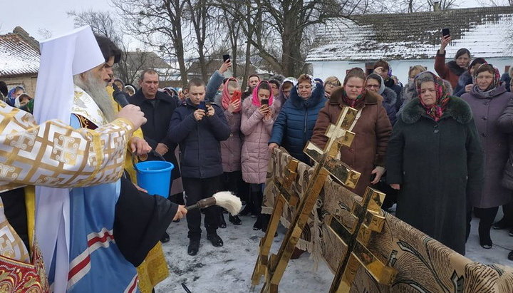 Στο Onyshkivtsi  αγίασαν τους σταυρούς του ναού, που χτίστηκαν αντί του καταληφθέντος Φωτογραφία: facebook.com