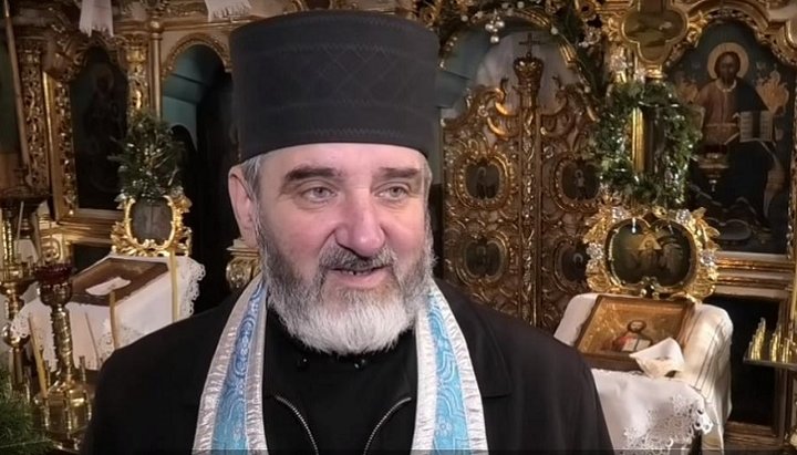 Preotul paroh al bisericii din Jadova Veche, protoiereul Vasile Guţuleak. Imagine: screen video