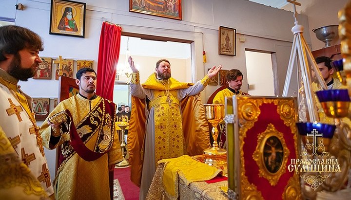 Літургія грецькою мовою, в свято Собору трьох вселенських учителів і святителів. Фото: Православна Сумщина