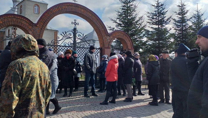 Στο χωριό Budyatichy οι εκπρόσωποι της ΟCU περικύκλωσαν τον Ιερό Ναό της UOC και ζητούν να ανοίξουν την είσοδο. Φωτογραφία: spzh.news