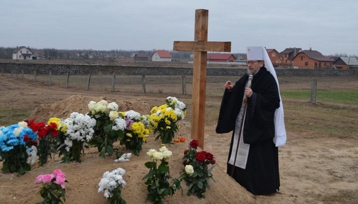 Владика Анатолій на могилі новопреставленого намісника Масевичської обителі. Фото: Сарненська єпархія