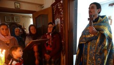 Современные катакомбы: 60 человек вынуждены молиться в доме священника