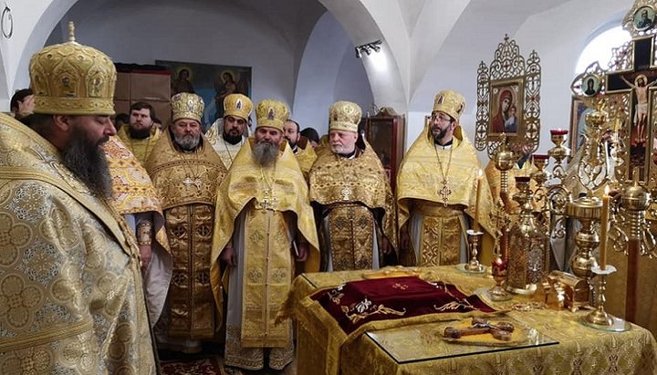 Στην εορταστική Θ. Λειτουργία με συμμετοχή περίπου 40 κληρικών της Ουκρανικής και Ρουμανικής Ορθόδοξων Εκκλησιών πρωτοστάτησε ο Αρχιεπίσκοπος Λονγκίν. Φωτογραφία: Επισκοπή Τσερνιβτσί και Μπουκοβίνα