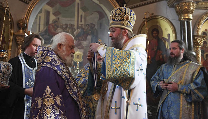 Керуючий справами УПЦ передає орден від Предстоятеля. Фото: cherkasy-orthodox.com.ua