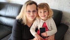 У Великобританії 2-річна дівчинка врятувала мати від смерті зі смартфону